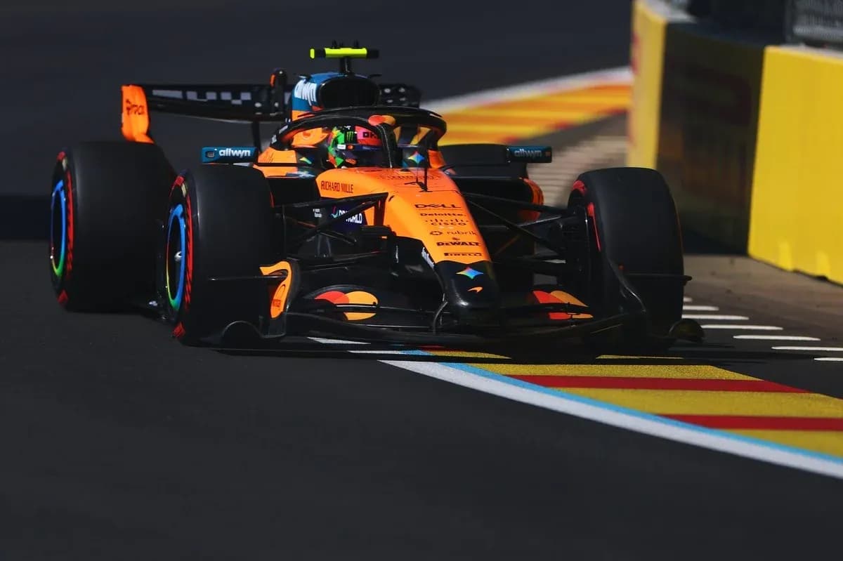 Voiture de Formule 1 McLaren sur circuit