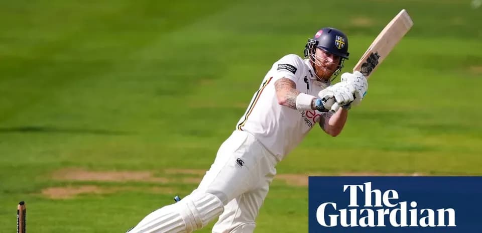 Joueur de cricket frappant la balle sur le terrain