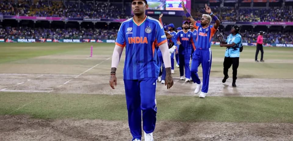 Joueur indien quittant le terrain après la victoire