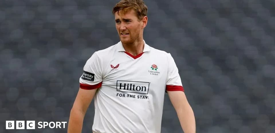 Joueur de cricket en uniforme de Lancashire sur le terrain