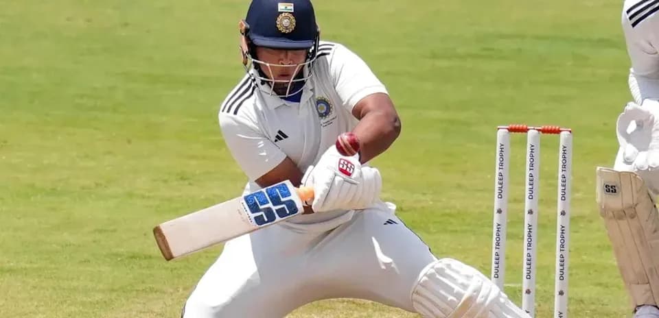 Joueur de cricket frappant la balle au Dulip Trophy