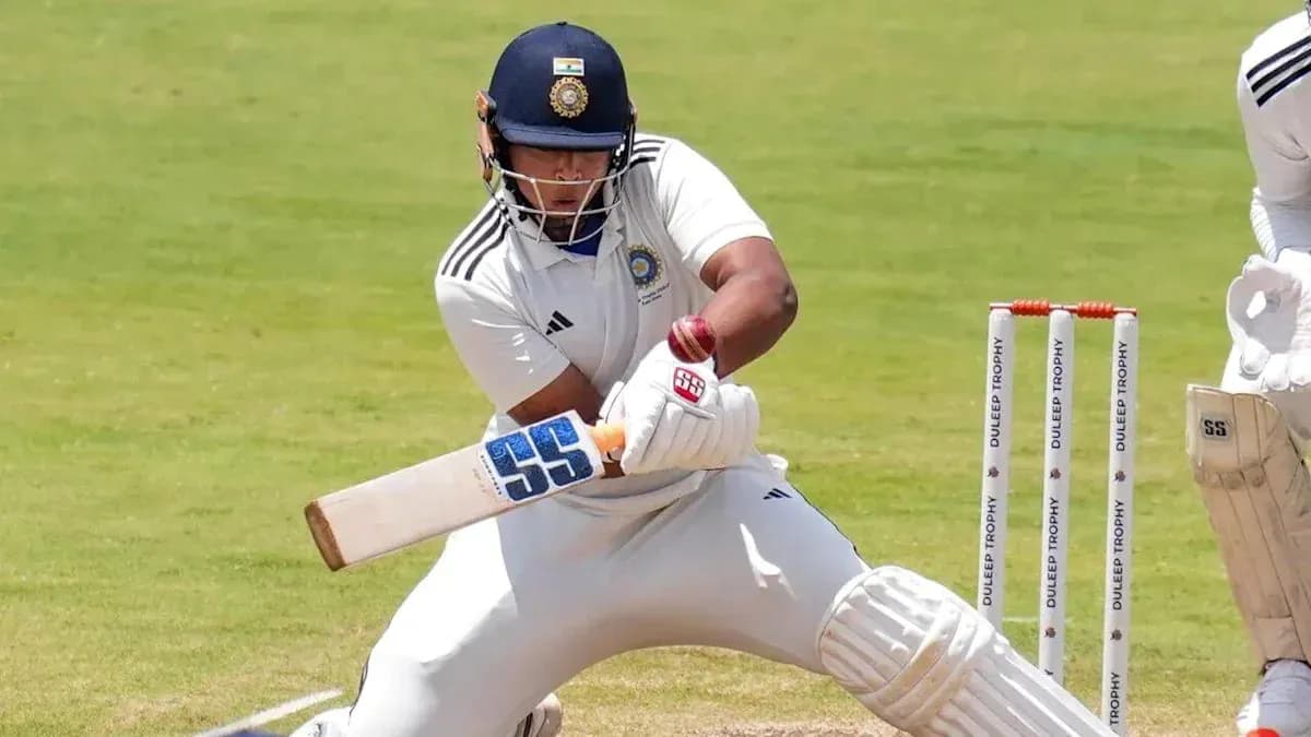 Joueur de cricket frappant la balle au Dulip Trophy