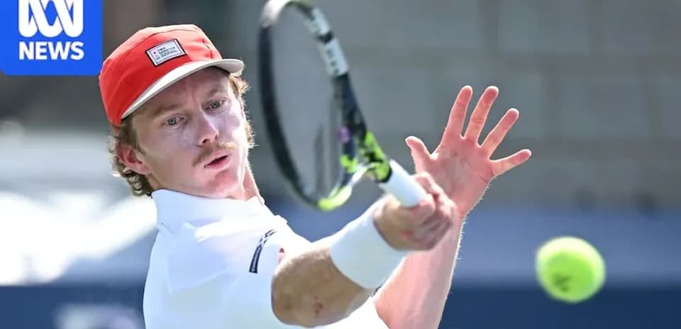 Joueur de tennis frappant une balle au service