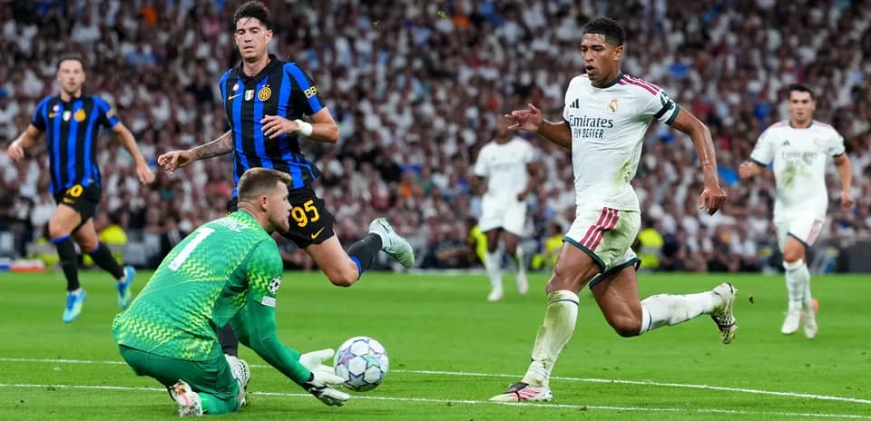 Joueur de Real Madrid en action face au gardien