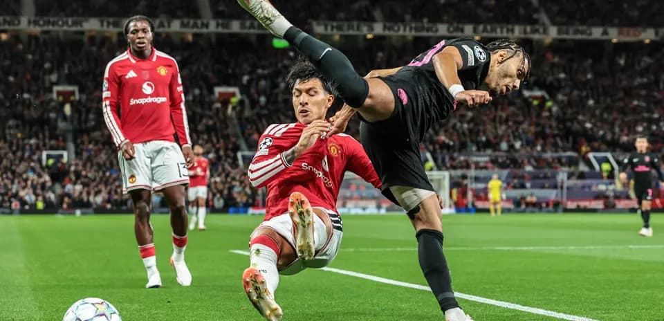 Joueur de Manchester United en duel avec un adversaire