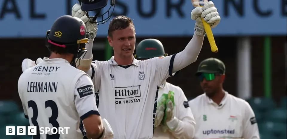 Joueur de cricket levant sa batte après un score
