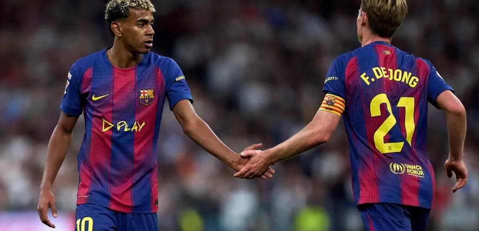 Deux joueurs du FC Barcelone se serrant la main