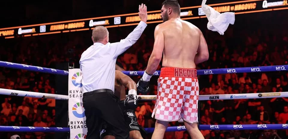 Arbitre arrêtant le combat de boxe en cours