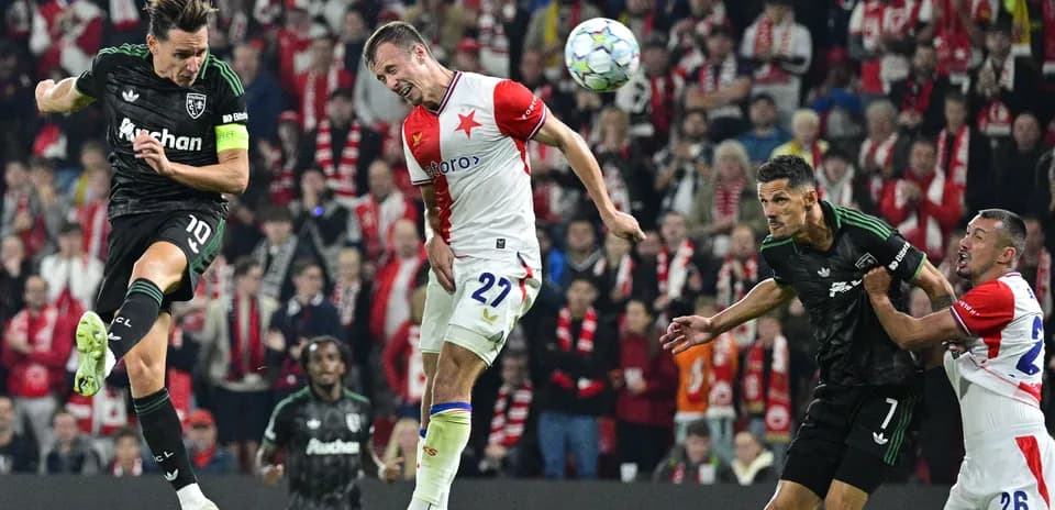 Joueurs en action lors d'un match de football