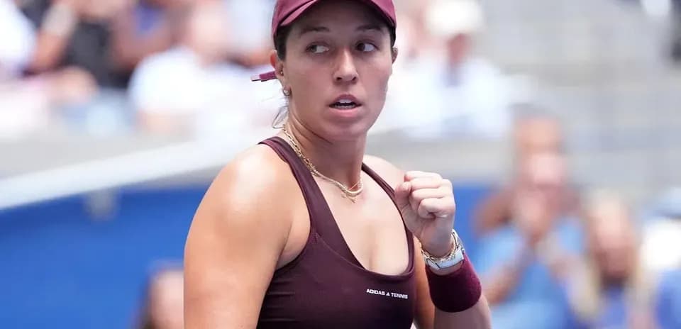 Joueuse de tennis célébrant un point sur le court