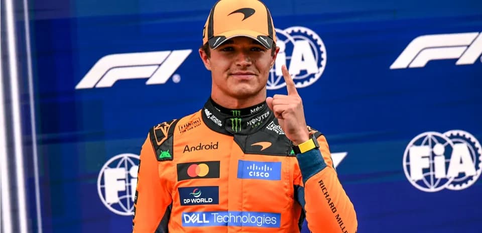 Pilote de F1 montrant le numéro un sur le podium