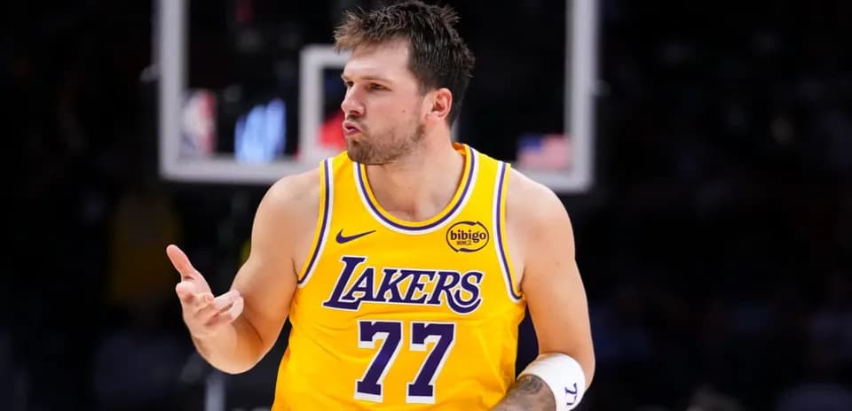 Joueur des Lakers faisant un geste sur le terrain