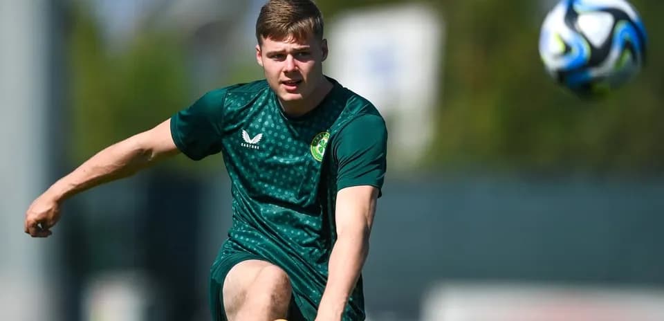 Joueur de football frappant un ballon lors de l'entraînement