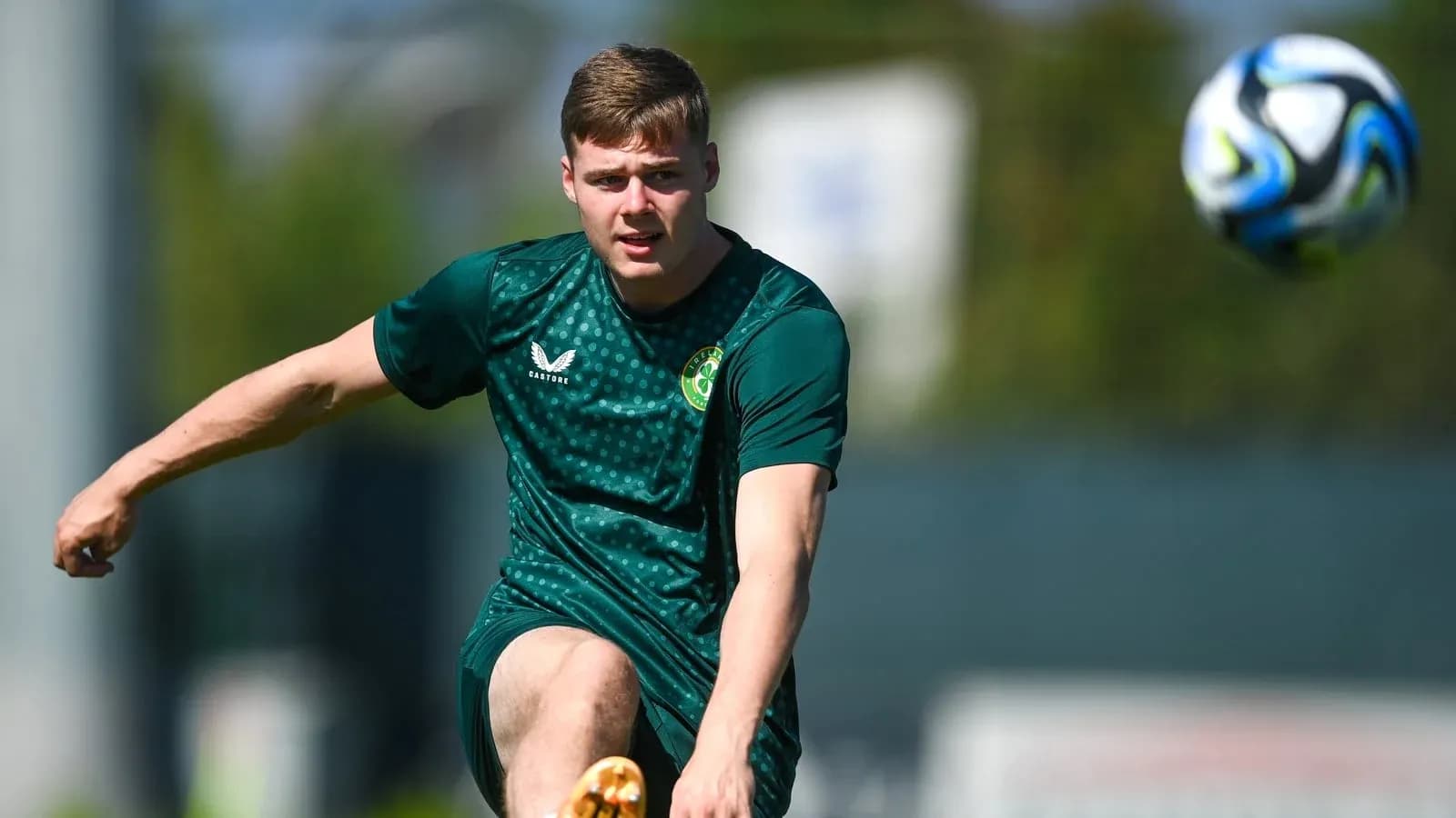 Joueur de football frappant un ballon lors de l'entraînement