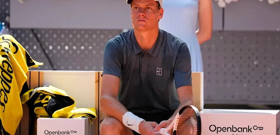 Joueur de tennis assis sur le banc avec raquette