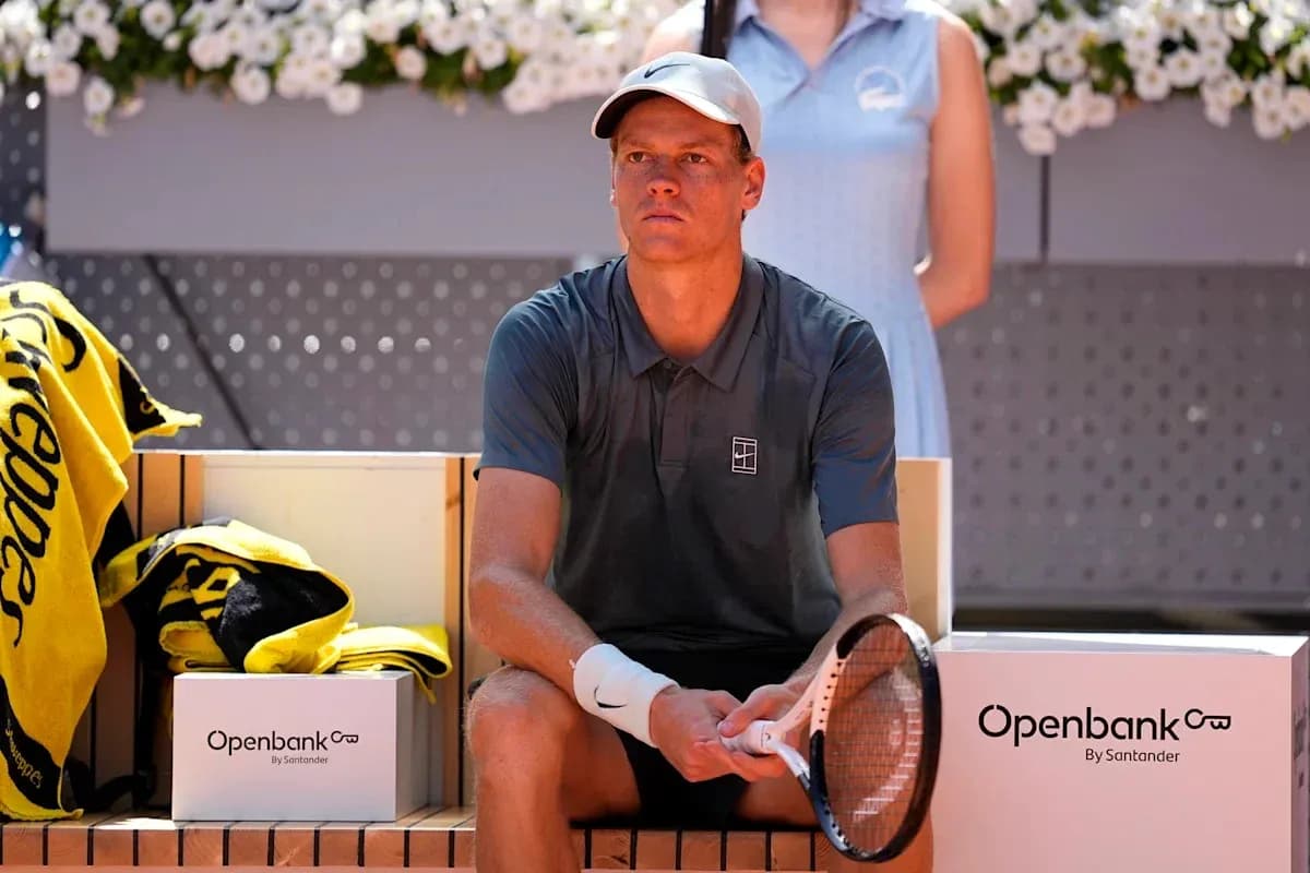 Joueur de tennis assis sur le banc avec raquette