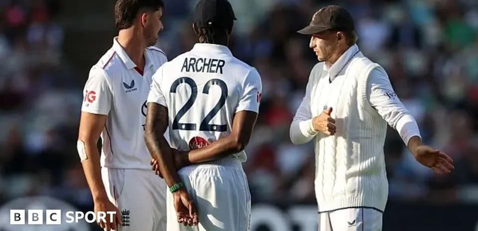 Joueurs anglais en discussion sur le terrain de cricket