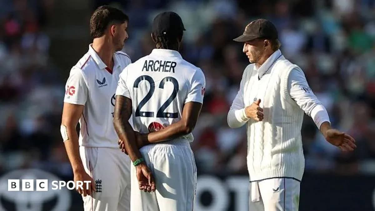 Joueurs anglais en discussion sur le terrain de cricket