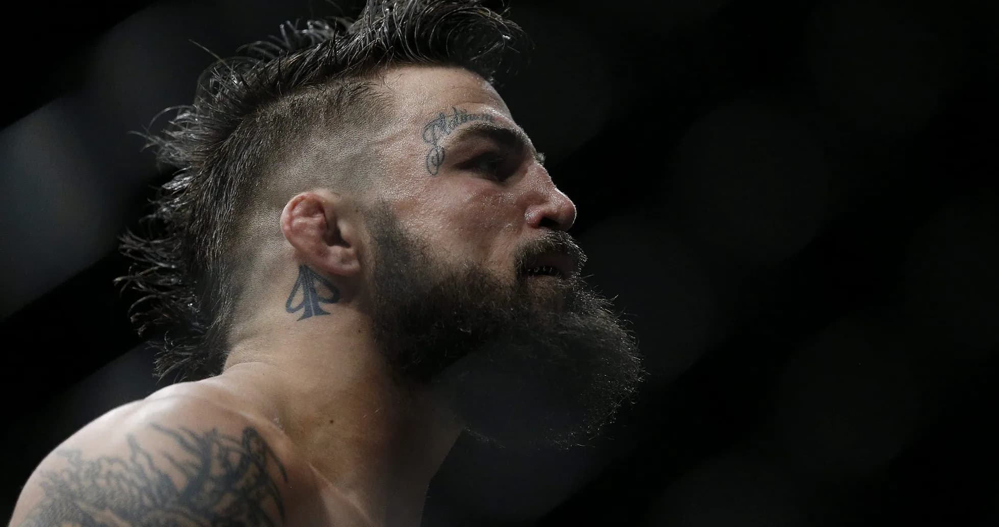 Lutteux avec barbe et tatouages sur le visage