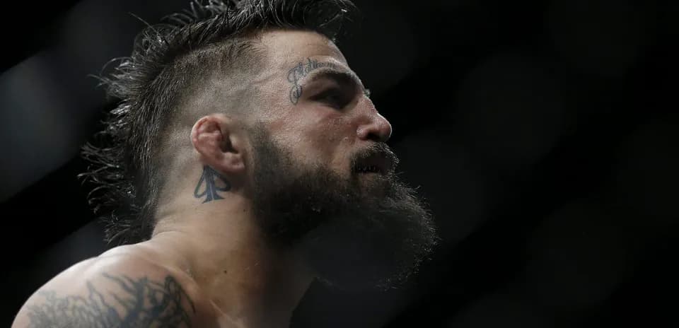 Lutteux avec barbe et tatouages sur le visage
