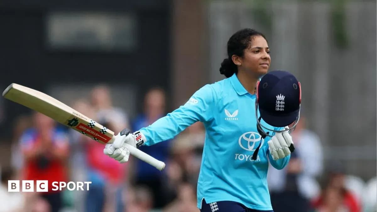 Joueuse de cricket levant sa batte après un score