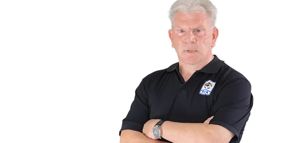 Homme en polo noir avec les bras croisés