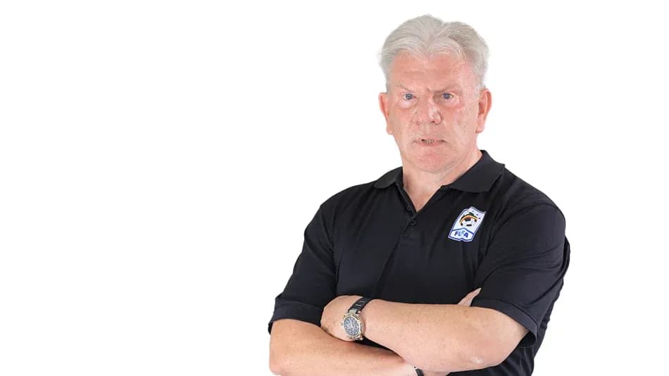 Homme en polo noir avec les bras croisés