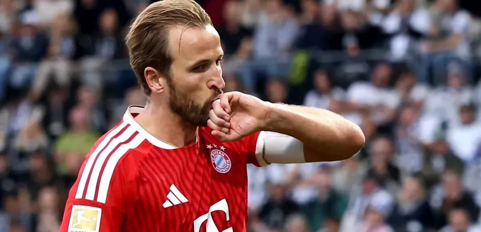 Joueur de Bayern Munich embrassant son bras pendant le match