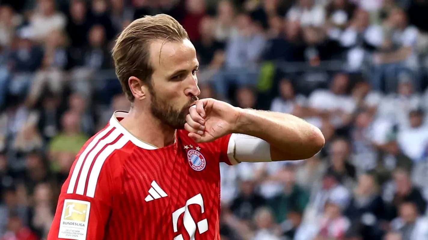Joueur de Bayern Munich embrassant son bras pendant le match