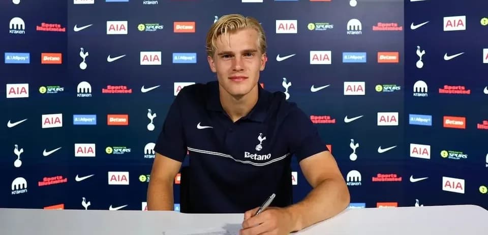 Joueur signant un contrat avec Tottenham Hotspur