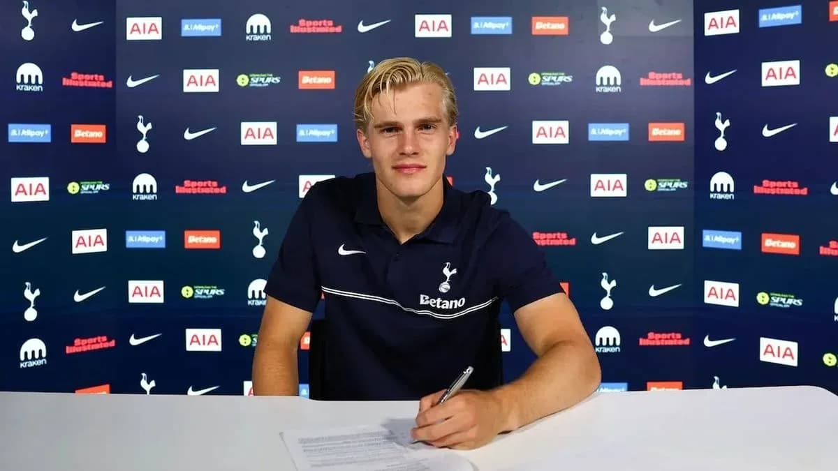 Joueur signant un contrat avec Tottenham Hotspur
