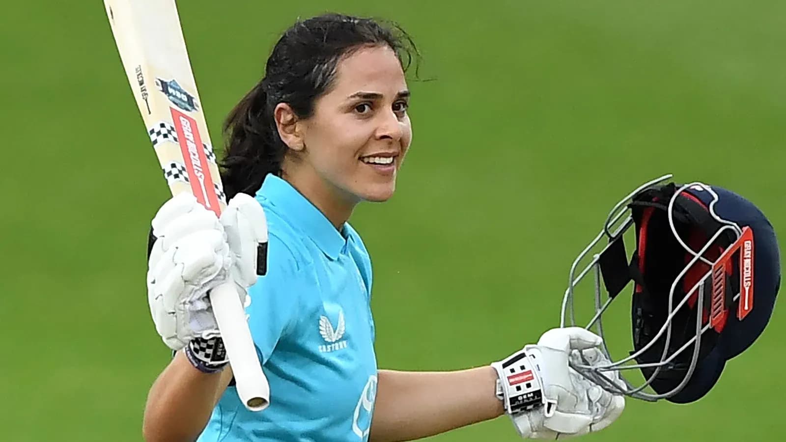Joueuse de cricket célébrant après un bon score Joueuse de cricket célébrant après un bon score