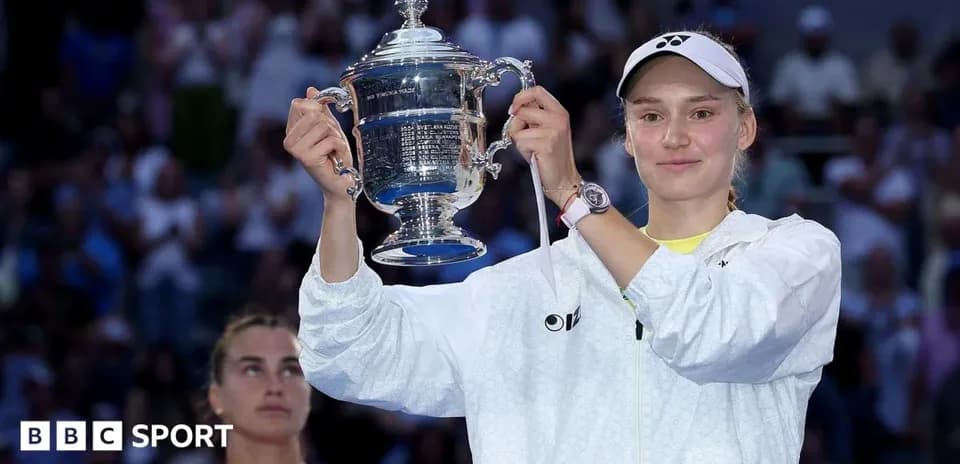 Joueuse levant le trophée après la victoire