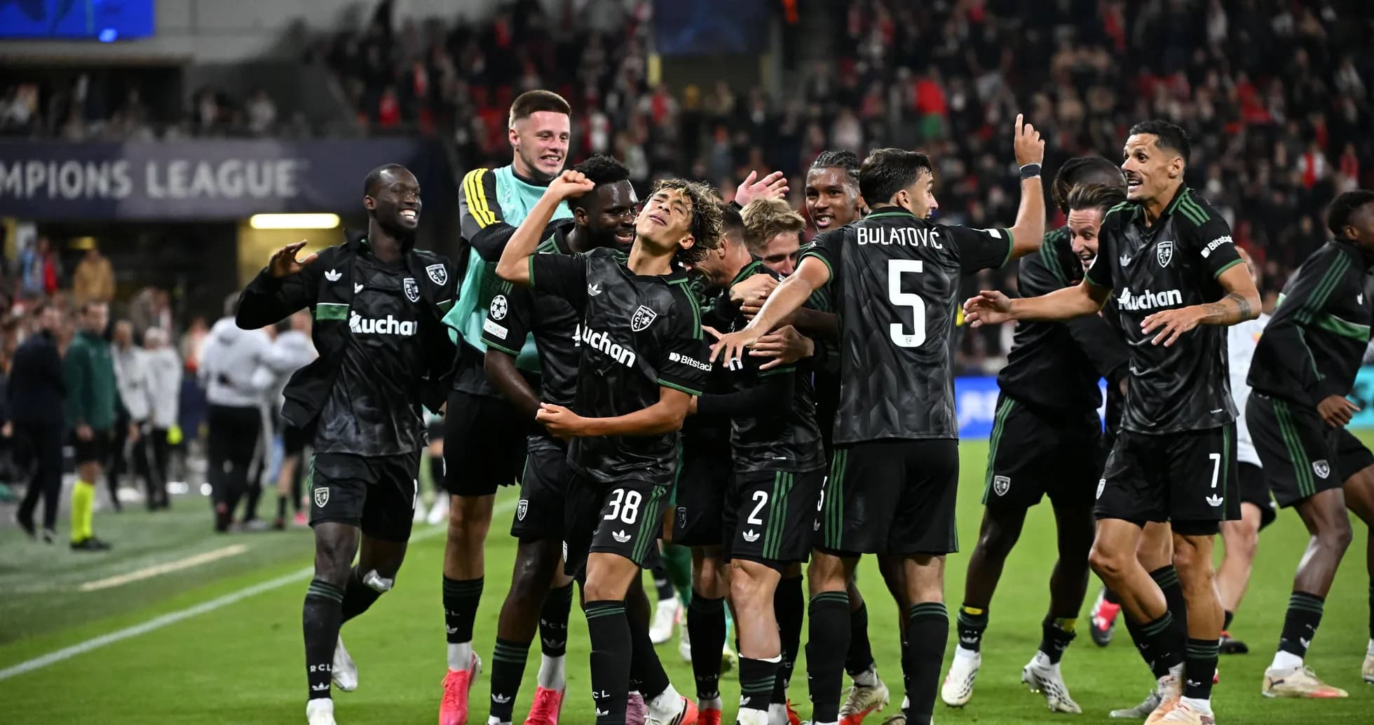Joueurs célébrant un but lors d'un match de Ligue des champions