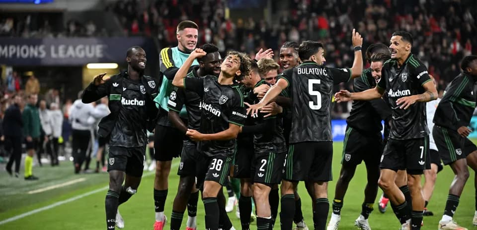 Joueurs célébrant un but lors d'un match de Ligue des champions