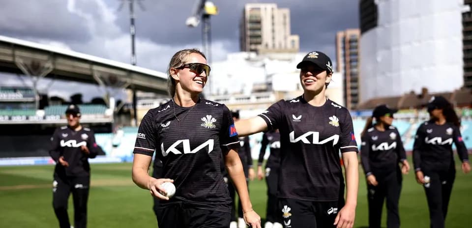 Joueuses de cricket quittant le terrain après le match