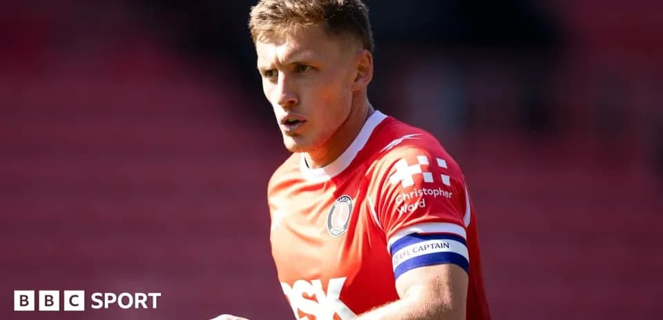 Joueur portant le maillot de Charlton Athletic sur le terrain