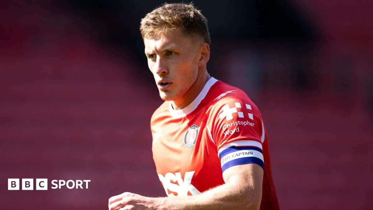 Joueur portant le maillot de Charlton Athletic sur le terrain