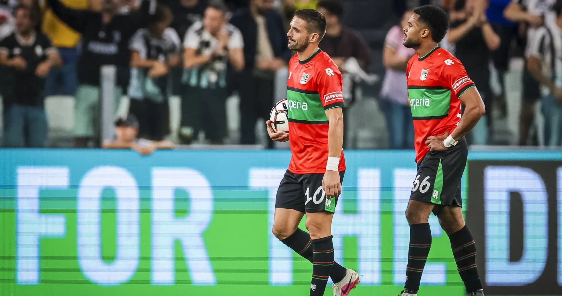 Deux joueurs quittant le terrain après le match