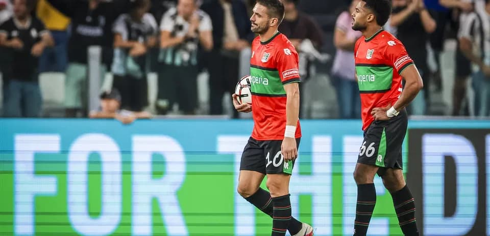 Deux joueurs quittant le terrain après le match