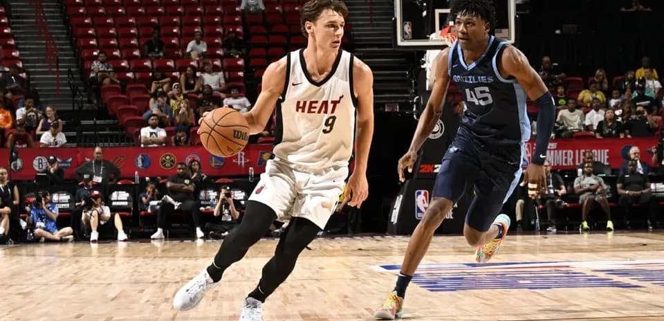 Joueur du Heat dribblant devant un joueur des Grizzlies