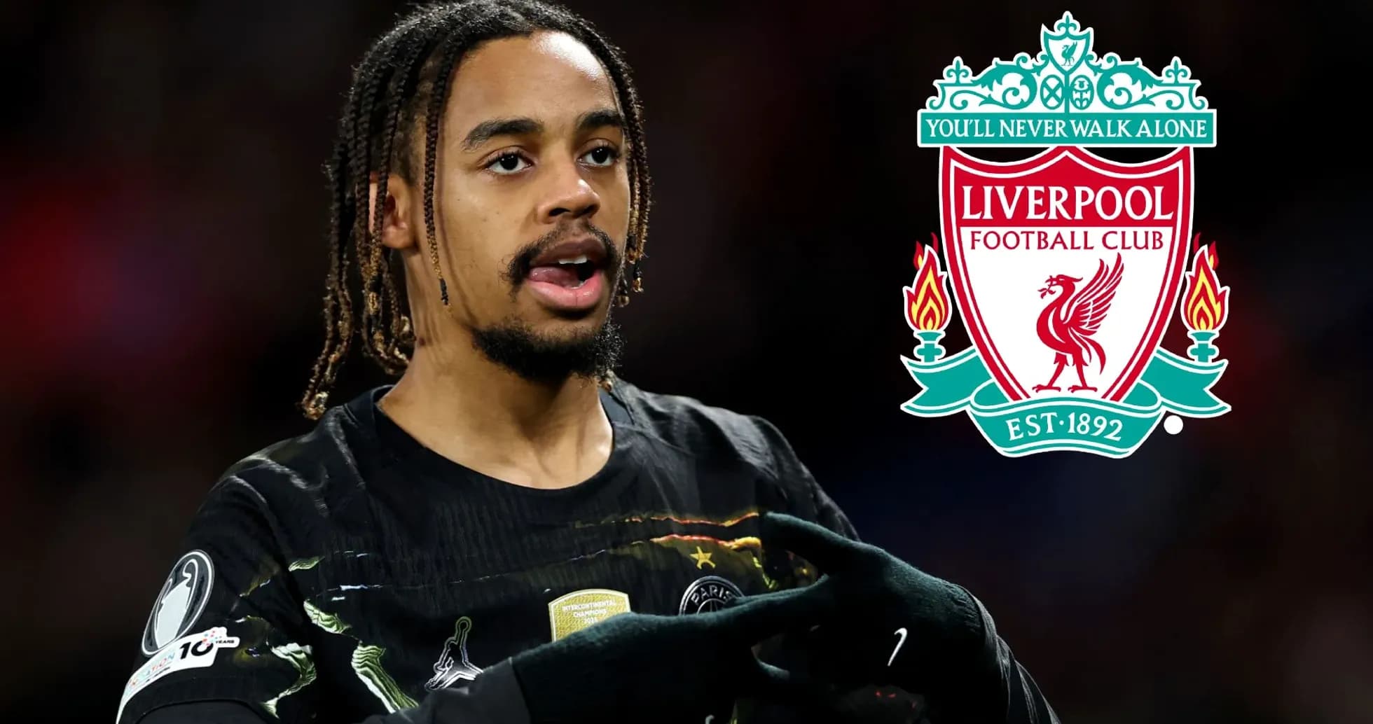 Joueur en action avec logo de Liverpool en arrière-plan
