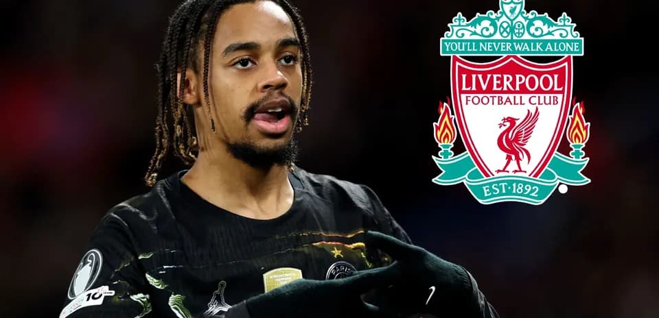 Joueur en action avec logo de Liverpool en arrière-plan