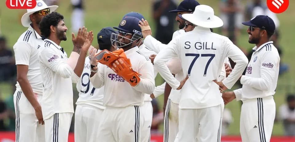 Équipe de cricket célébrant un wicket sur le terrain