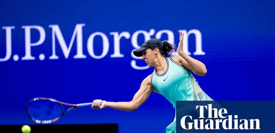Joueuse de tennis frappant une balle en match