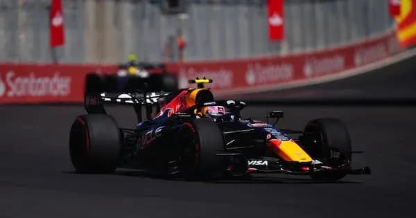 Voiture de F1 Red Bull sur circuit en action Voiture de F1 Red Bull sur circuit en action