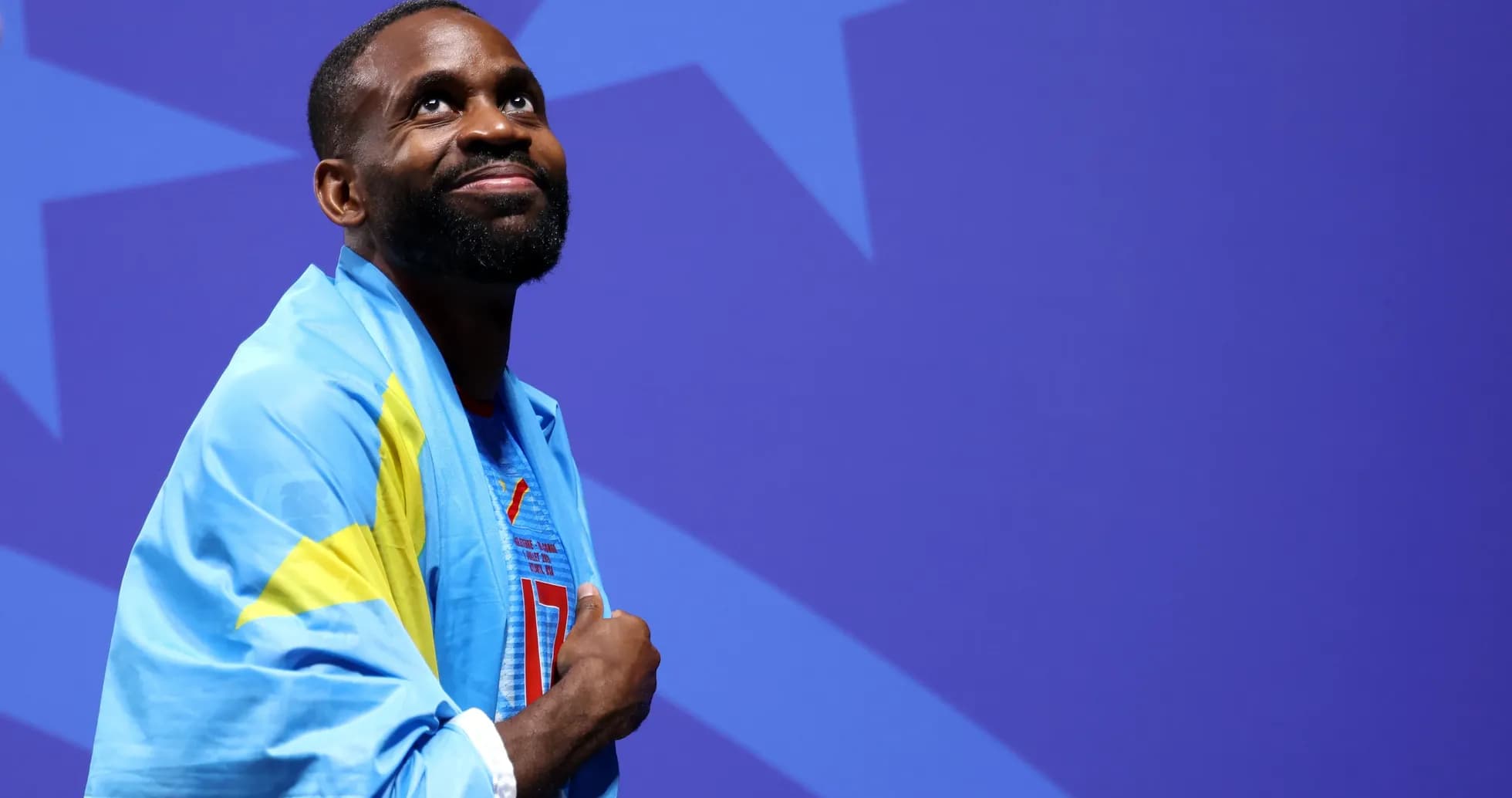 Athlete wearing a blue flag at an event
