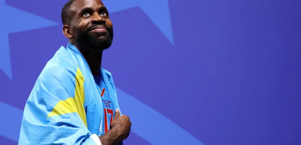 Athlete wearing a blue flag at an event