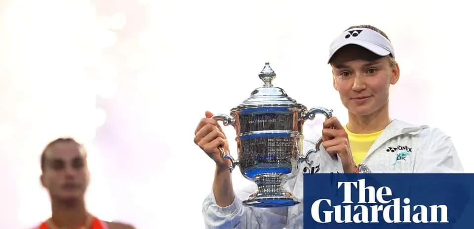 Joueuse tenant le trophée du tournoi de tennis