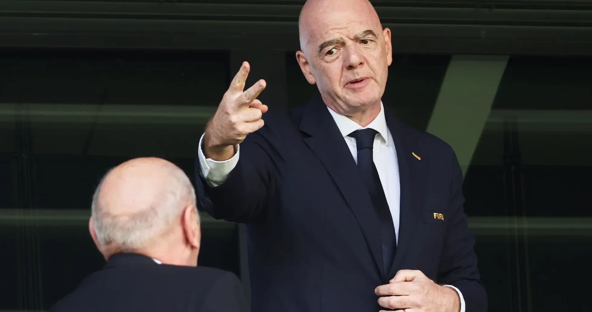 Gianni Infantino parlant avec un homme en costume